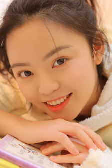 孙尚香站在凳子上辅导刘禅写作业